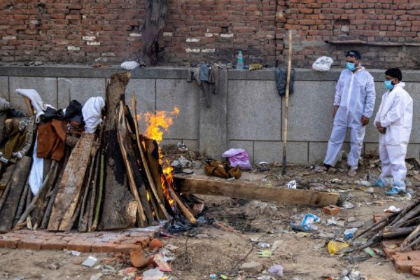 印度老人感染新冠去世火化时小女儿跳入火堆,她为何会这么做?