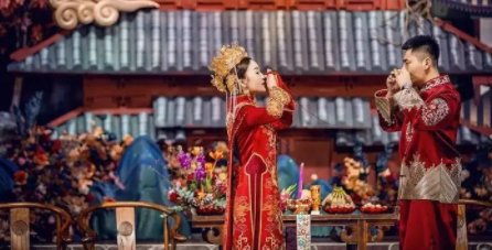 临沂一对新人接亲双双被撒成白眉大侠，当地对接亲的人有什么讲究？