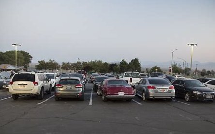 美国宾州一汽车撞向人群,造成1死17伤!谁该为这起事故负责?