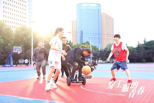 如何评价电影《穿工服的青春》？