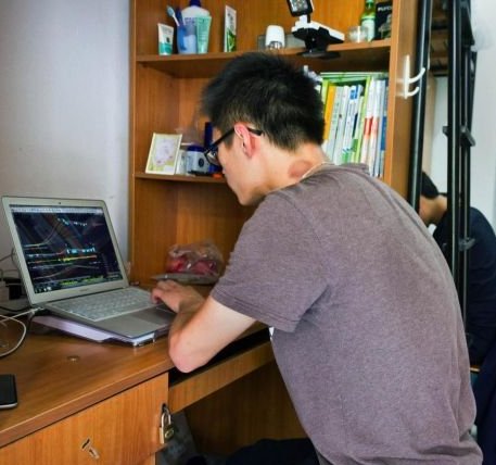 美国一20岁大学生靠着炒股赚了7.5亿，他是如何做到的？