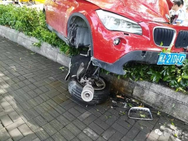 女子骑共享单车被宝马撞飞身亡了吗？
