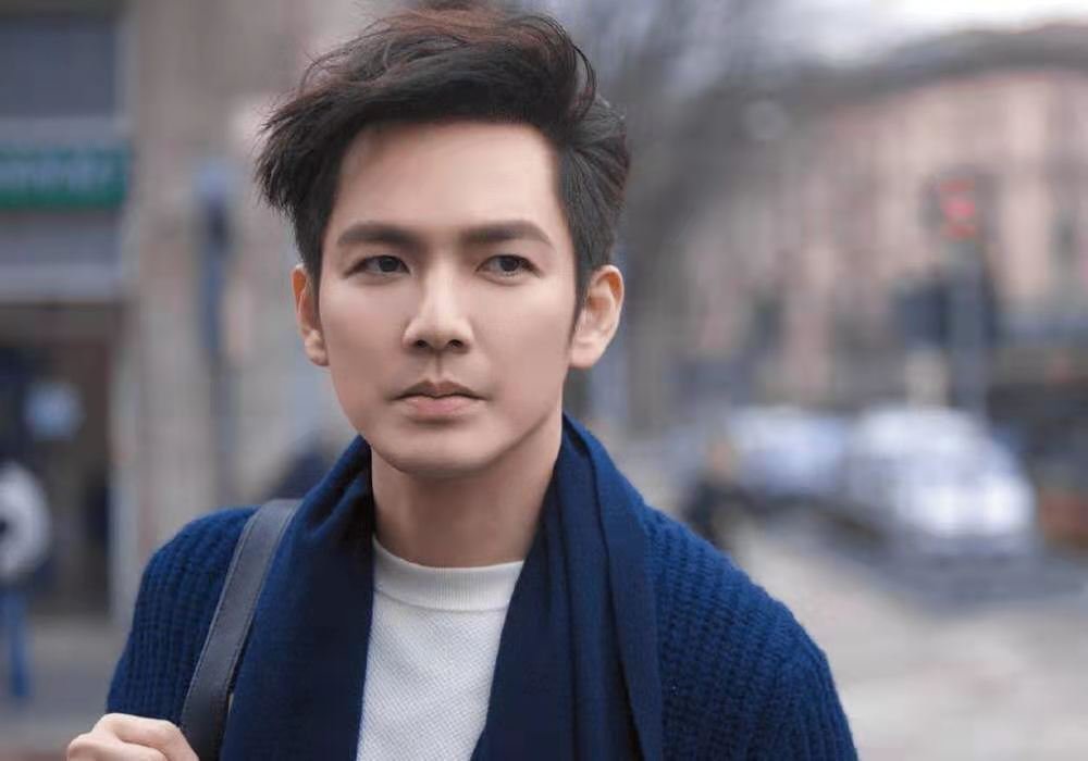 网友在长沙排队吃饭偶遇钟汉良，路人镜头下的他状态如何?