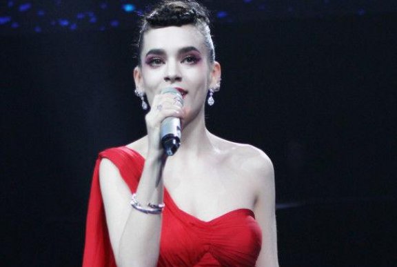 还记得《星光大道》走红的美国歌手唐伯虎吗？她现况如何？