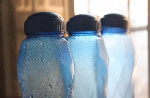 汽水打开瓶盖后，为什么瞬间全部结冰？