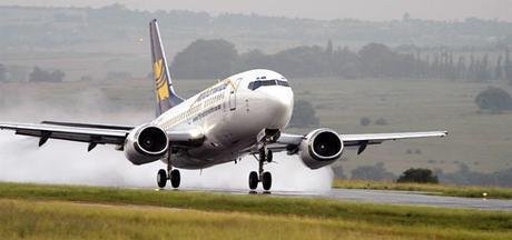 印度波音737降落时突发了故障，致17人重伤，事故原因可能是什么？