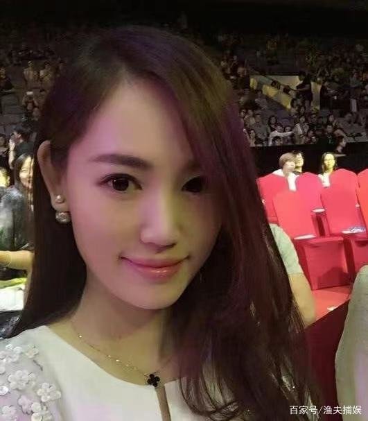 在节目中,王宝强给马蓉打电话,马蓉上气不接下气的说:我在忙呢!啥情况?