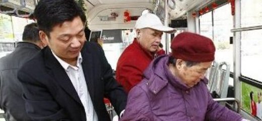 坐公交车遇见老年人，但是自己也很累，可以不让座吗？