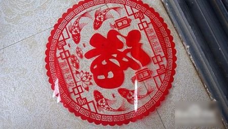 窗花怎么贴在玻璃上面?