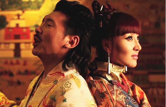 不知道歌曲名字是什么。有一句是天上飞的是什么，是鸟儿还是云朵