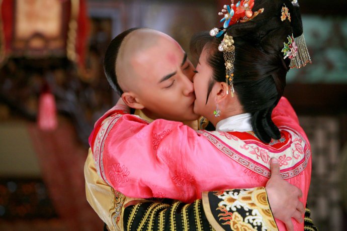 新还珠格格中永琪和小燕子的第一场吻戏是什么？？？？？？