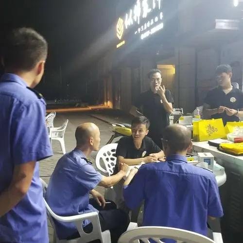 重庆一物业悄悄帮烧烤店打扫卫生,为何物业要出手相助呢?