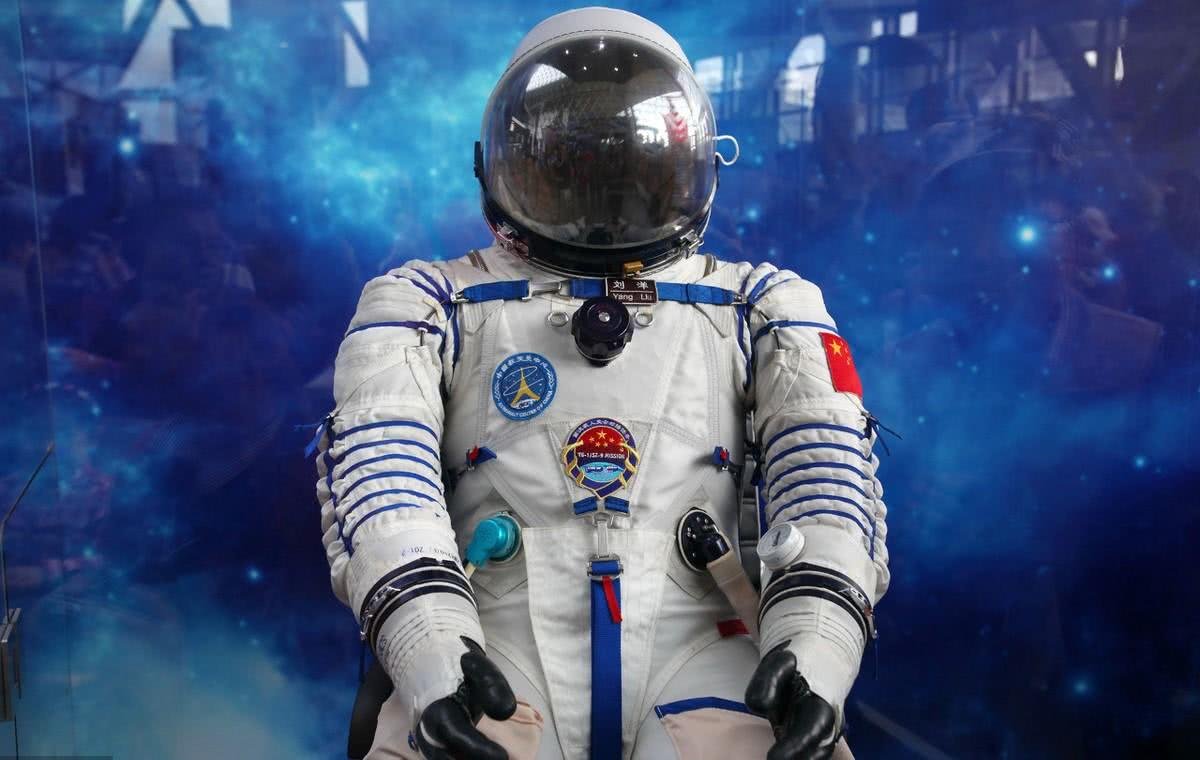 130公斤航天服穿脱只用3分钟,航天员们是怎么做到的?