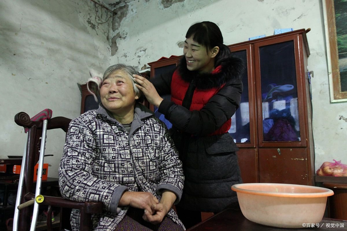 老婆让我伺候瘫痪的岳母洗澡，我拒绝后老婆要和我离婚，我错了吗？