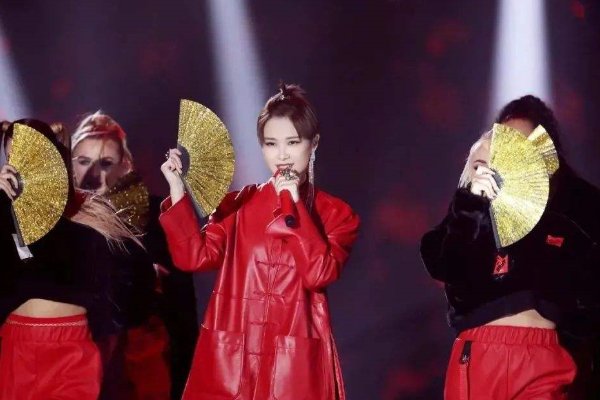 菲律宾猛男舞团版无价之姐对比原版有什么特点？