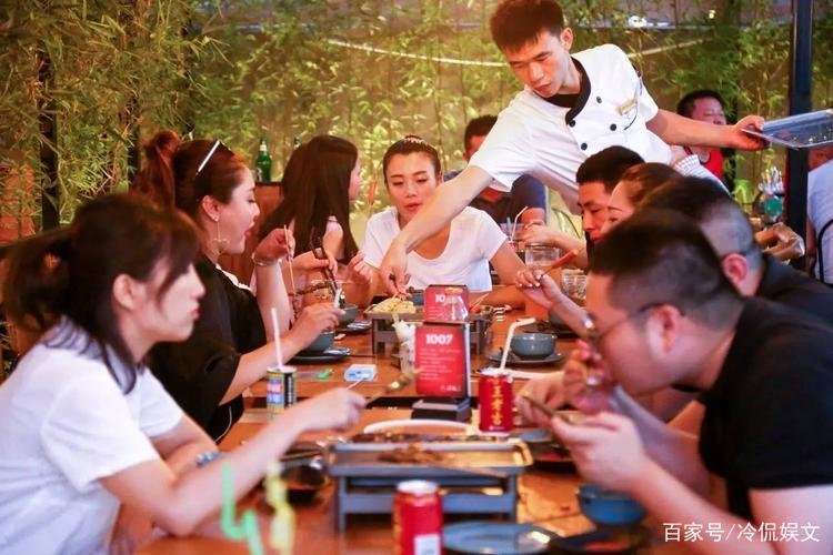 目击者称老板与打人者坐一桌吃饭，老板与与打人者究竟是什么关系？