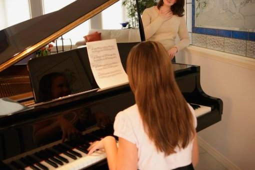 如何一边弹钢琴一边唱歌