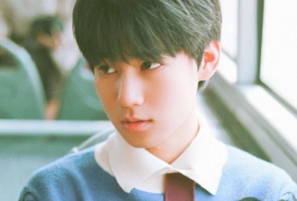 张真源晒合照开心炫耀冰墩墩,透露今天才见到它,他都有什么作品?