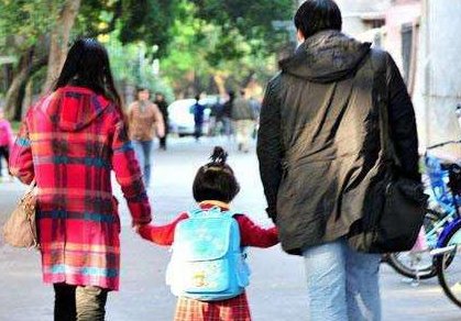 小学生放学躺校门口等家长，他为何这么做？