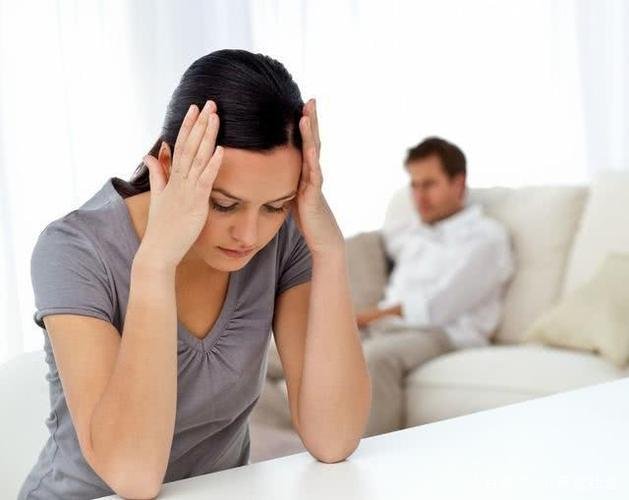 朋友老婆和我发生关系，她老公让我给10万私了，这属于敲诈吗？