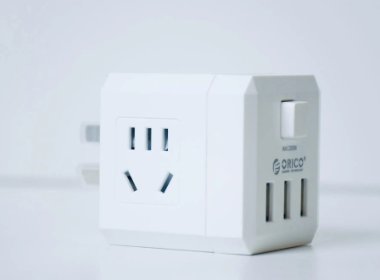 佛山一宝宝把镊子精准捅进电门，这行为会造成哪些严重后果？