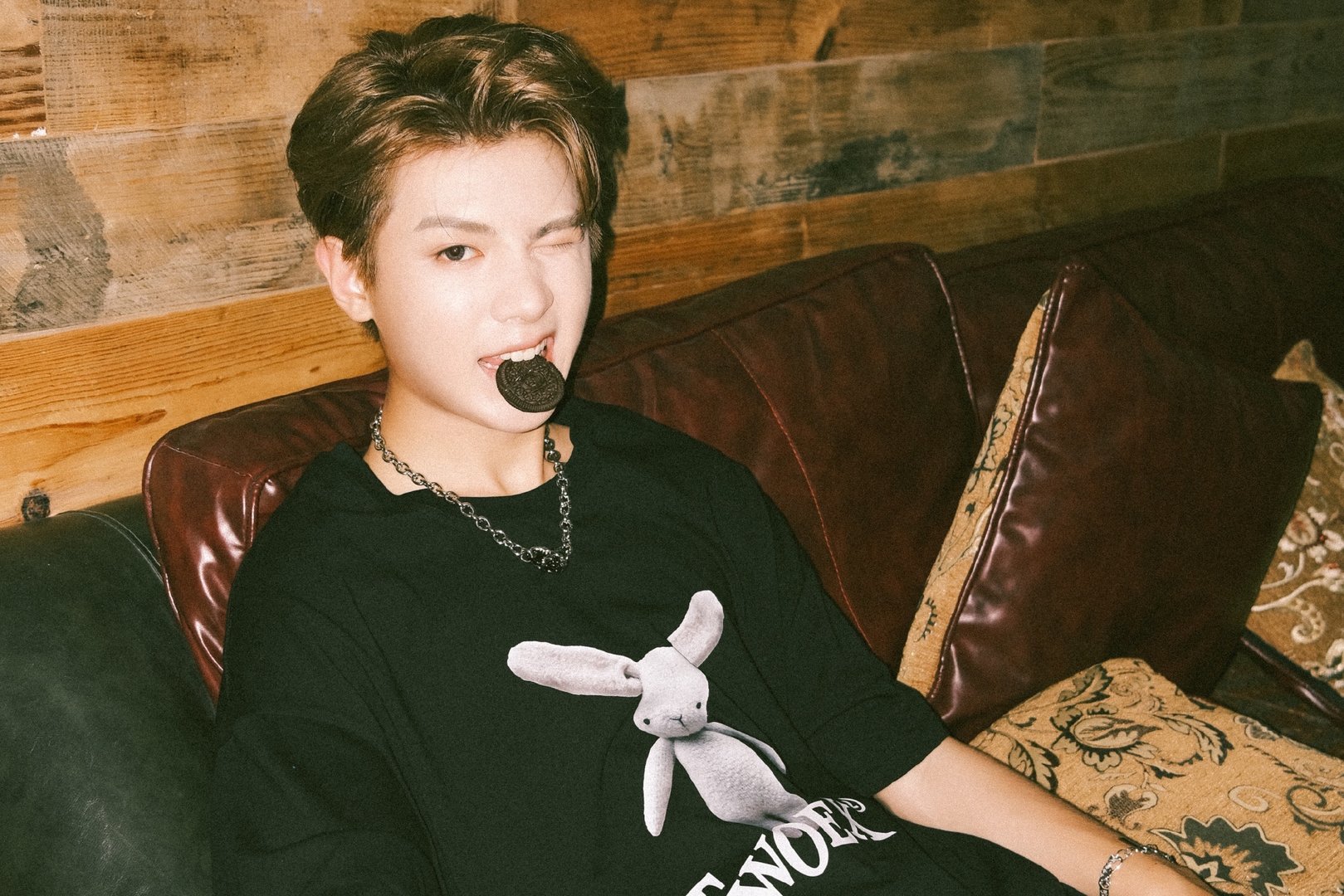 黄明昊走秀假摔,戏精体质的他,在走秀时还发生了什么搞笑的事?