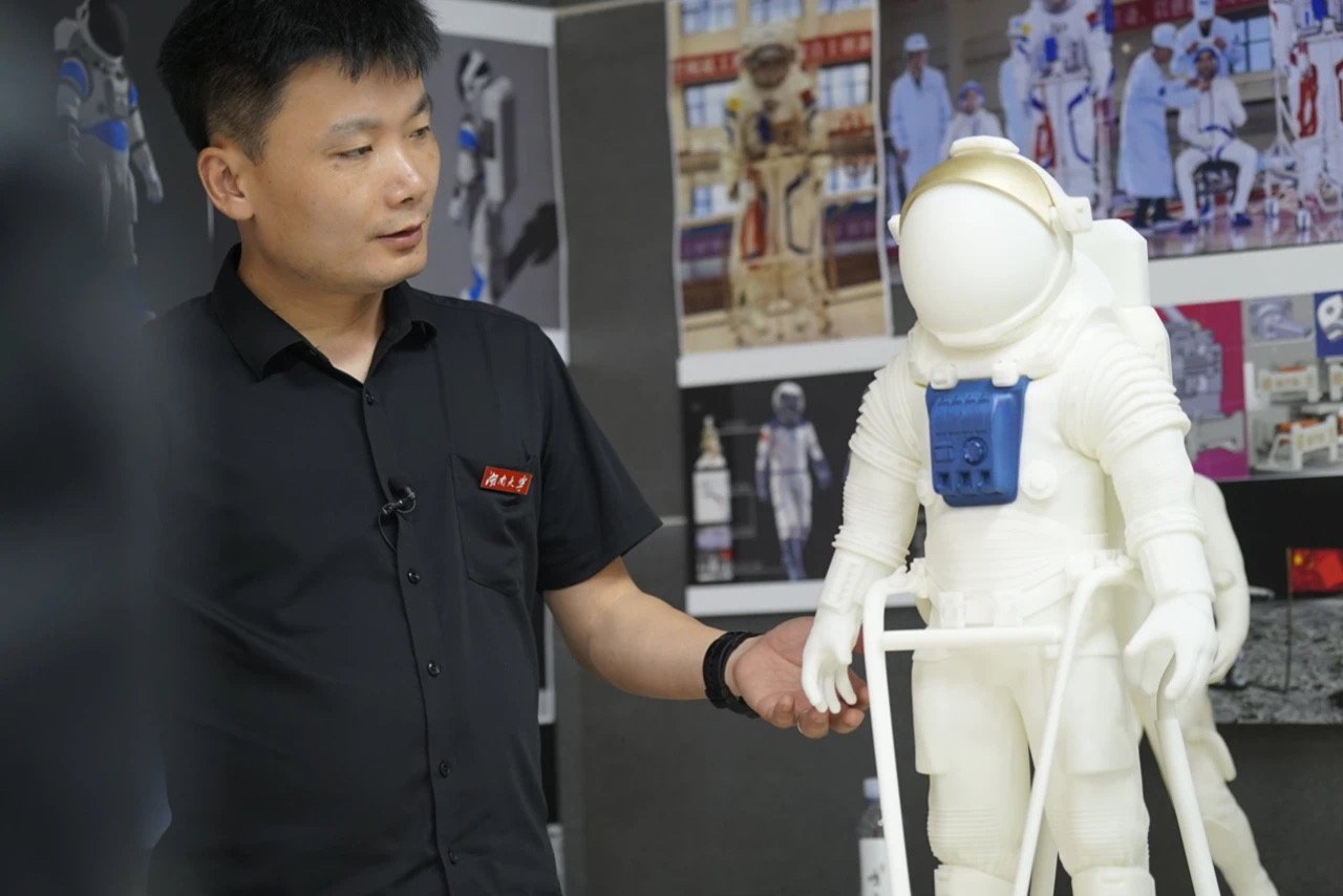 130公斤航天服穿脱只用3分钟，航天员们是怎么做到的？