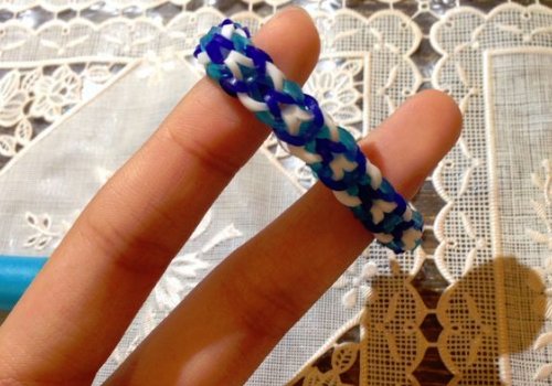 橡皮筋手链怎样打结才不会松