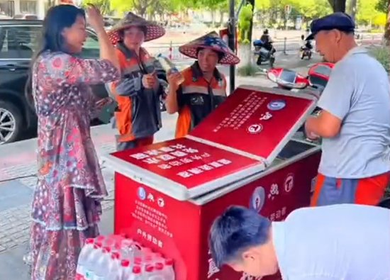 台风过境，女子窗外刮来百元大钞，最后她做了什么？