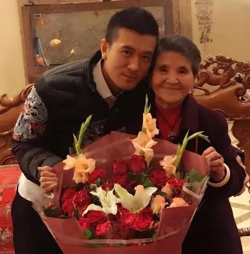 杨子一家三口同框,87岁婆婆看黄圣依满眼宠溺,他们之间有哪些相处之道?