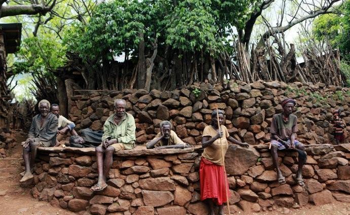 一生共娶49位老婆，非洲大老爹去世为何抬棺者无不痛哭？