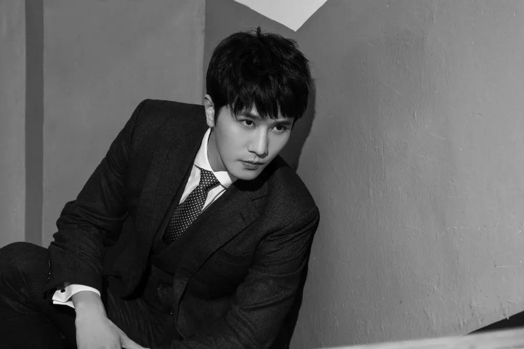 彭冠英穿黑色蕾丝礼服犹如王子,和他平常的装扮区别大吗?