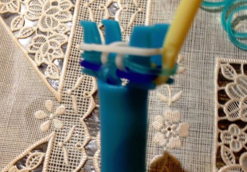 橡皮筋手链怎样打结才不会松