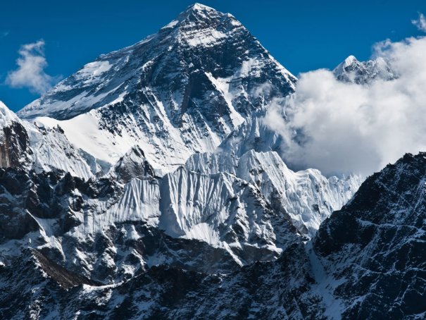 珠穆朗玛峰是属于中国的吗