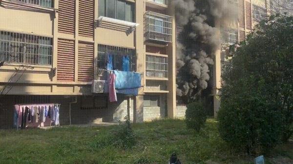 江苏消防员火场中5进5出救下13人,这位消防战士是否值得我们敬佩?