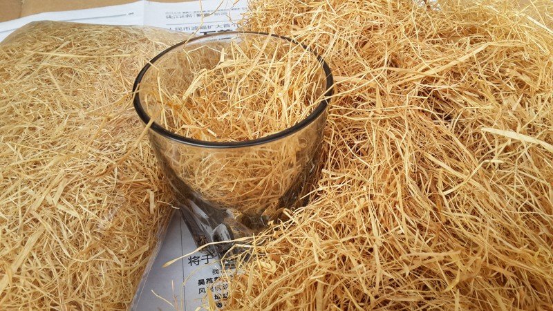 拉菲草是由什么纸做成的，原料是什么？