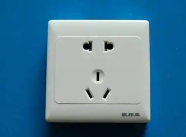 佛山一宝宝把镊子精准捅进电门，这行为会造成哪些严重后果？