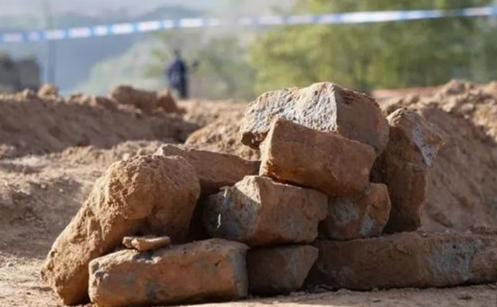 哪里的一处道路遭施工损毁古墓仅剩几块墓砖？