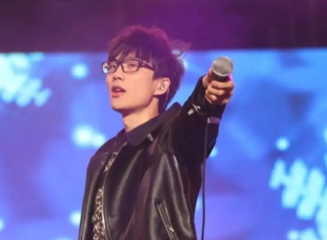 曝许嵩与美女牵手逛街一起回家，在此次恋情传言之前，他有过哪些情史？