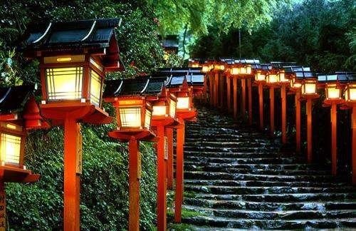 本是青灯不归客，却因浊酒留风尘。