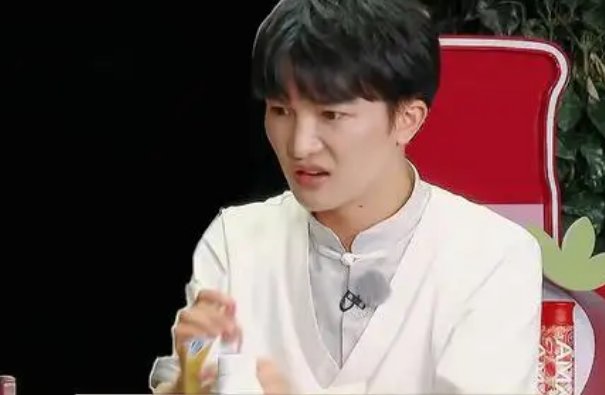 蔡徐坤新歌《hug me》首发，与周深热舞，两人在私下的关系如何？