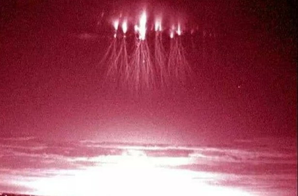 贵州天空出现闪电般红色发光体，这是因为什么？