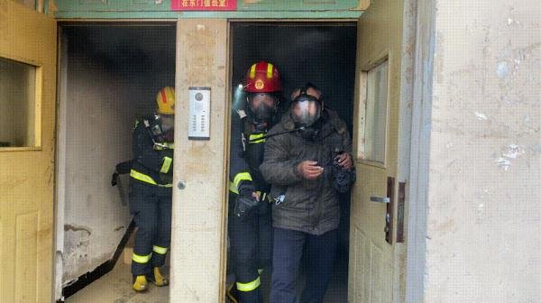 江苏消防员火场中5进5出救下13人,这位消防战士是否值得我们敬佩?