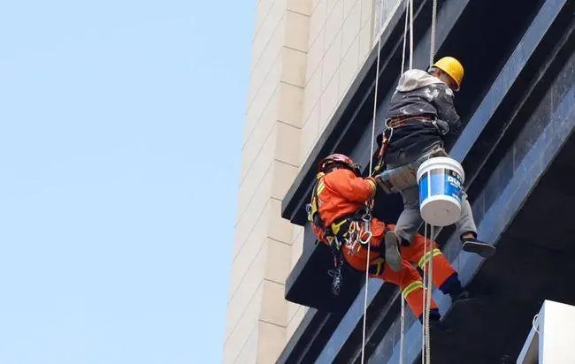 男子不满外墙粉刷效果，拿菜刀威胁工人，警方最终是如何处理此事的？