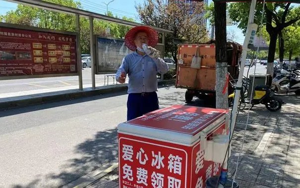 台风过境，女子窗外刮来百元大钞，最后她做了什么？