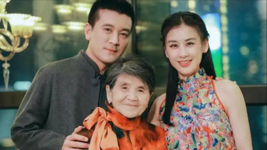 杨子一家三口同框，87岁婆婆看黄圣依满眼宠溺，他们之间有哪些相处之道？
