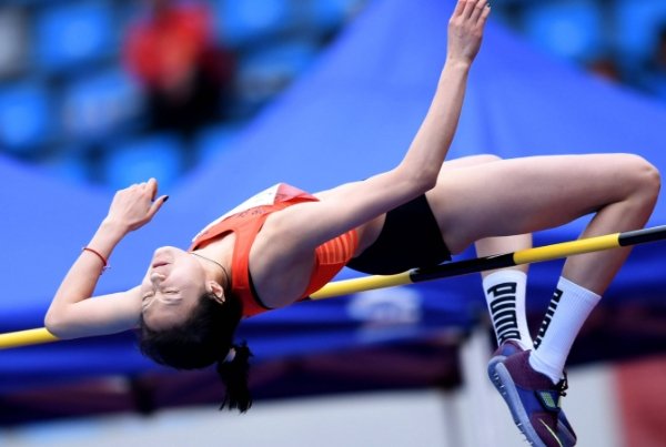 赞美跳高运动员的句子