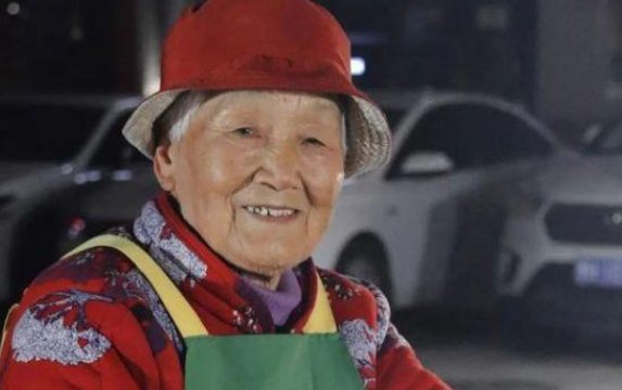 爆红6天后，郑州96岁摆摊奶奶，消失了，这是怎么了？