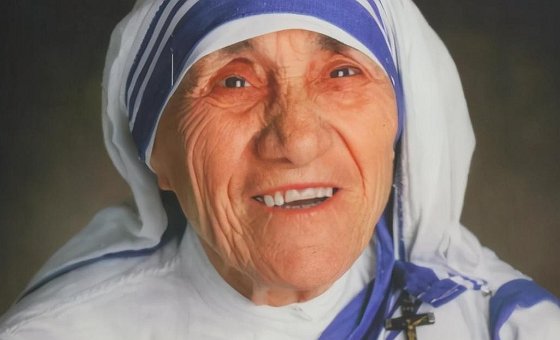 特蕾莎修女到底做了什么，让人评为一个精明的骗子，伪善的表演艺术家？