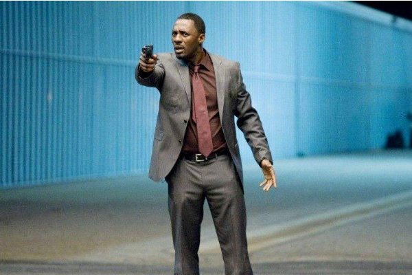 男子抢劫前先消毒双手,遇到抢劫应如何冷静应对?